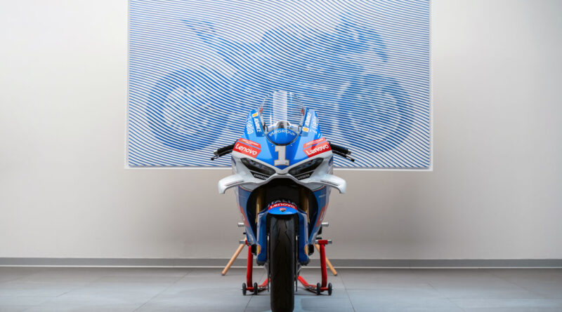 The Panigale V4 Tricolore Italia inspires a work of art by Italian artist Andrea Crespi
